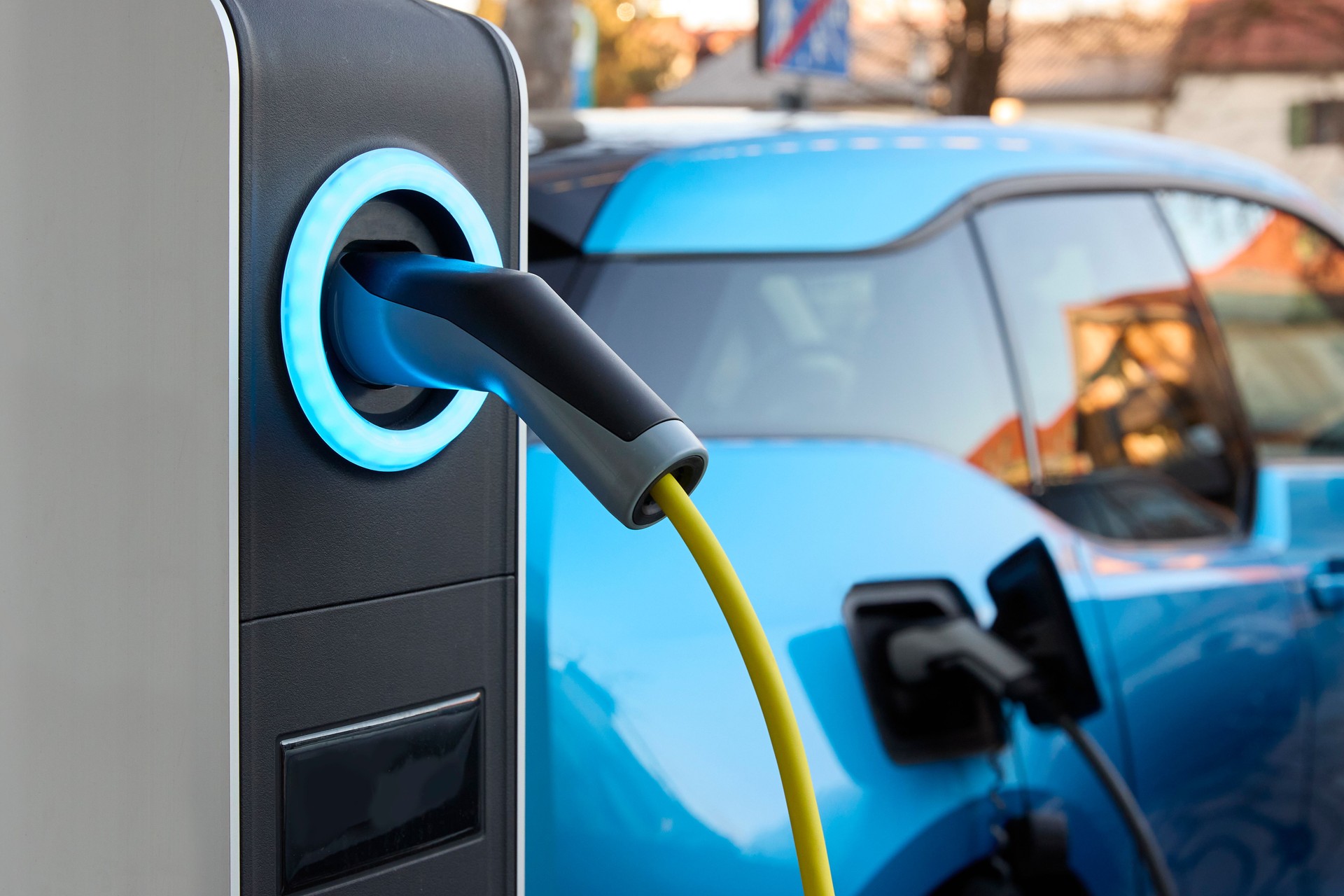 Electric vehicle charging station